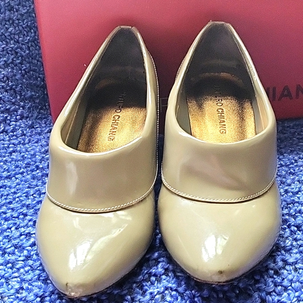 COW NECK Taupe Patent Leather Heel